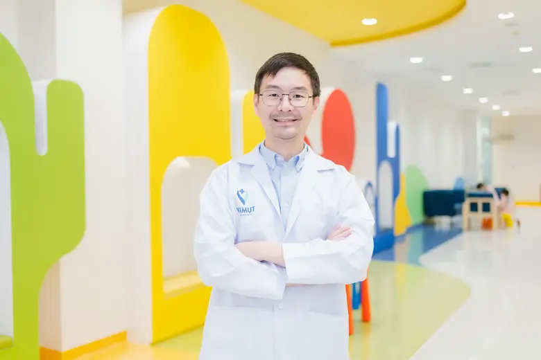 โรคมือเท้าปากในเด็กระบาดหนัก พ่อแม่ตั้งรับให้ดี! แพทย์เตือนช่วงหน้าฝนโรคมือเท้าปากระบาดหนักมีโอกาสลุกลามเป็นเยื้อหุ้มสมองอักเสบ