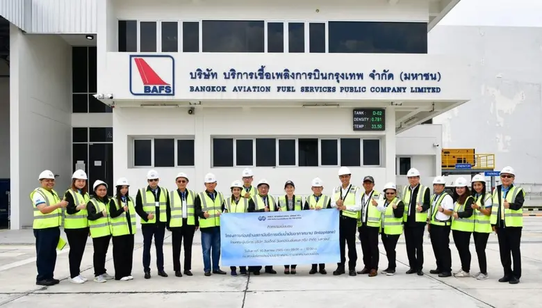 พลเอก วุฒินันท์ ลีลายุทธ (ที่ 9 จากขวา) ป...