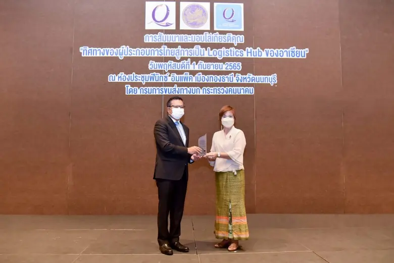 นางสุวรรณา ขจรวุฒิเดช(ขวา) ประธานเจ้าหน้า...