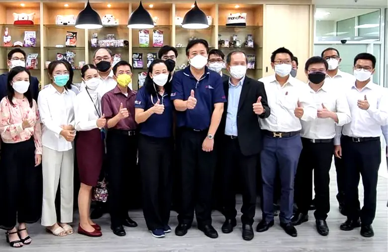 นายเอกราช พรรณสังข์ (แถวหน้า ที่ 5 จากขวา...