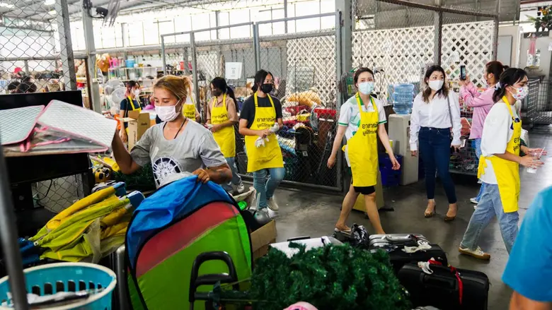 ชูมณีร่วมกับมูลนิธิกระจกเงา เปิดรับบริจาคเสื้อผ้าทั่วประเทศเพื่อส่งต่อให้กับผู้ที่ต้องการ ลดปัญหาขยะเสื้อผ้า ปลุกกระแสการซักก่อนบริจาค และการรีไซเคิลผ้าหมดสภาพให้เกิดประโยชน์สูงสุดต่อชุมชน