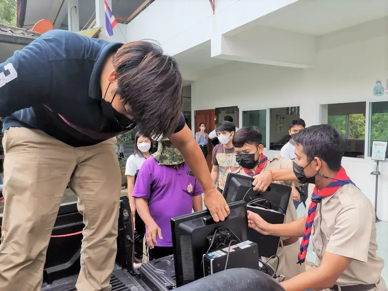 "ที ลีสซิ่ง เปื้อนยิ้ม สู่น้อง" ส่งมอบคอมพิวเตอร์ สนับสนุนการเรียนรู้ไม่มีที่สิ้นสุดผ่านเทคโนโลยี