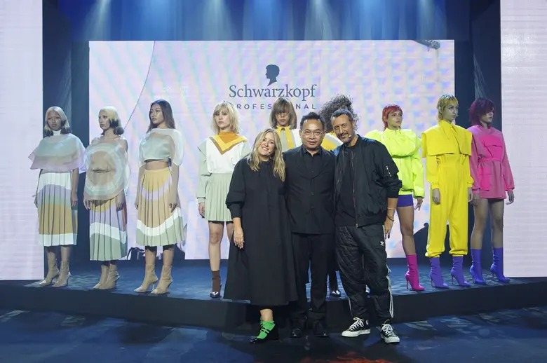 คุณธีรศักดิ์ ไตรทิพย์(แถวหน้า : กลาง) ผู้...