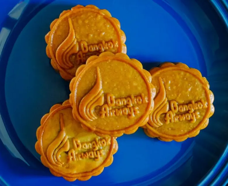 บางกอกแอร์เวย์สร่วมฉลองเทศกาลไหว้พระจันทร์  เสิร์ฟ "ขนมไหว้พระจันทร์ แมคคาเดเมียส้มยูซุ" บนเที่ยวบิน