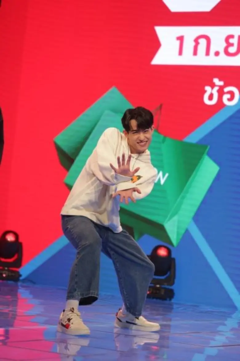 2 หนุ่มสุดฮอต "เจฟ-บาร์โค้ด" เปิดศึกชิงแชมป์นักช้อป กับโปรโมชั่นแห่งปี  "Central / Robinson 9.9 Sale Fest ช้อปฟิน วินทุกดีล"