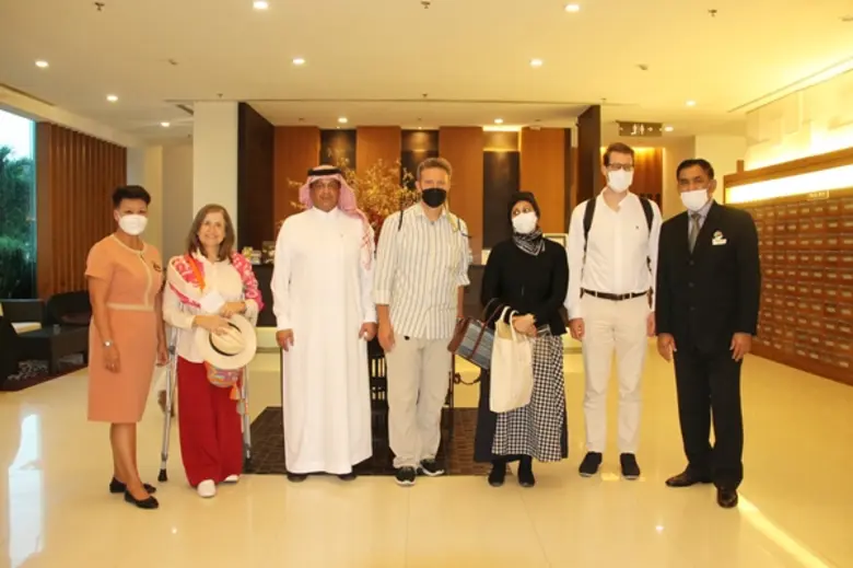 ธีระ จำแลงนคร (คนที่ 7 จากซ้าย) ผู้จัดการ...