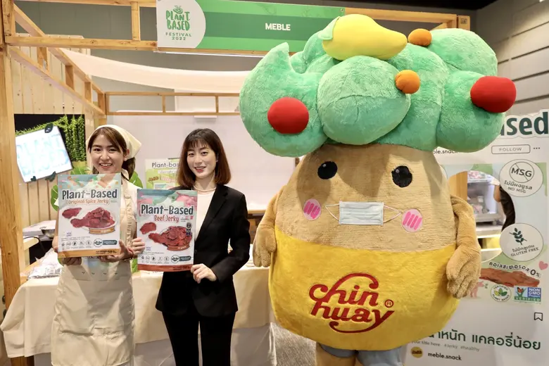 นางสาวจิราดา ศรีแสงนาม (คนขวา) ผู้ช่วยประ...