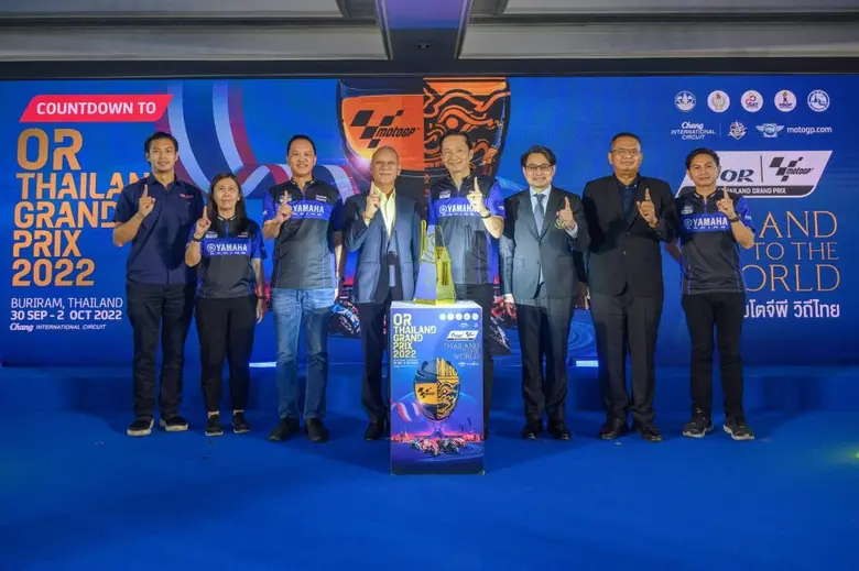 นายพงศธร เอื้อมงคลชัย (คนที่ 4 จากขวา) รอ...