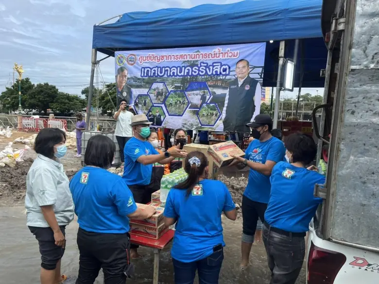 คนไทยไม่ทิ้งกัน จิตสาธารณะซีพี ออลล์ และพนง.เซเว่นฯ รวมพลังลงพื้นที่ช่วยน้ำท่วมปทุมธานี - ระยองอย่างเร่งด่วน