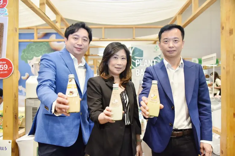 นายพลแสง แซ่เบ๊ (ขวา) กรรมการผู้อำนวยการ ...