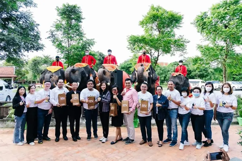 ผศ.ดร.รวิภา อัครจินดานนท์ คณบดีคณะบริหารธ...