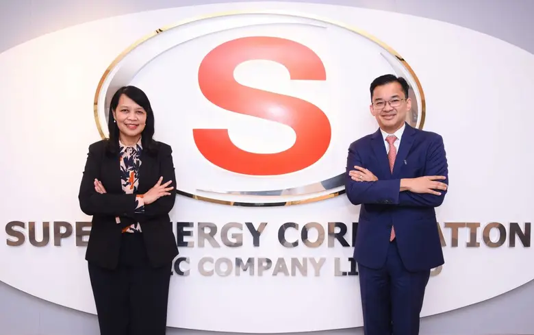 คุณจอมทรัพย์ โลจายะ ( ขวา ) ประธานเจ้าหน้...