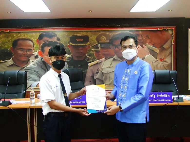 สำนักงานพัฒนาฝีมือแรงงานแม่ฮ่องสอน นำตัวแทนเยาวชน เข้ารับมอบเกียรติบัตรและเหรียญรางวัล จากผู้ว่าราชการจังหวัดแม่ฮ่องสอน