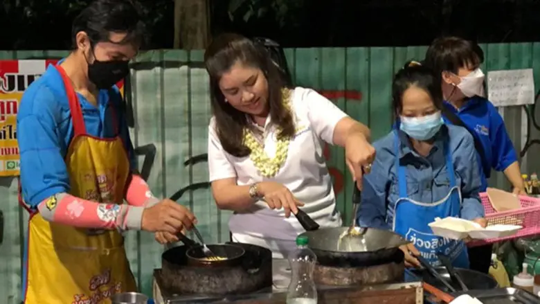 'พี่แหม่ม หัวใจใหญ่กว่ามะเร็ง' รวมพลังให้ครอบครัวขายไข่เจียว สู้ชีวิต เป็นมะเร็งต่อมน้ำเหลืองต้องตัดลิ้น