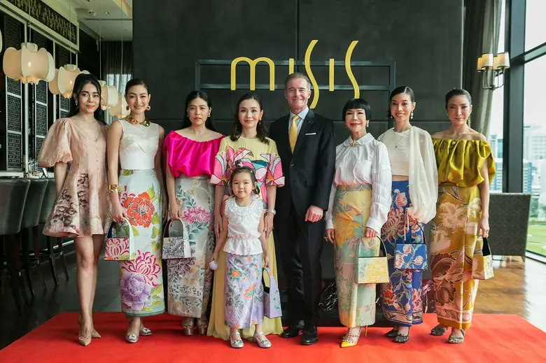 รื่นรมย์ไปกับแฟชั่นโชว์พร้อมจิบน้ำชายามบ่...