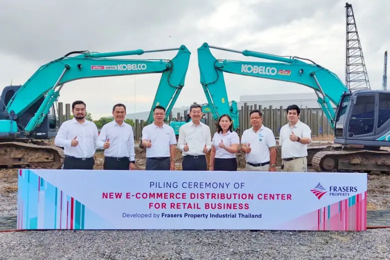 นายไพรัช เล้าประเสริฐ(กลาง) ประธานกรรมการ...