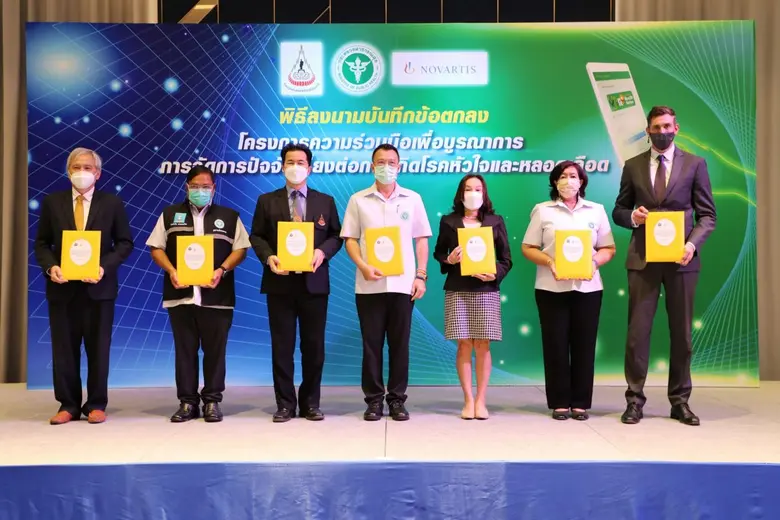 นายแพทย์พงศ์เกษม ไข่มุกด์ (กลาง) ผู้ตรวจร...