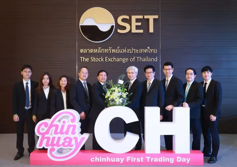 นายสมภพ ศักดิ์พันธ์พนม (ที่ 5 จากซ้าย) ปร...