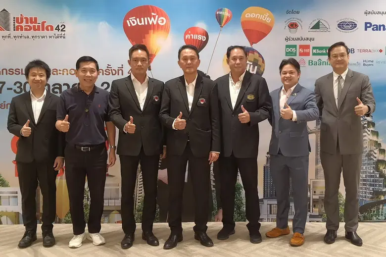 นายชัยรัตน์ ธรรมพีร (กลาง) ประธานคณะกรรมก...