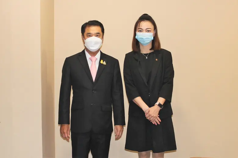 กาญจนา เรืองสิริวิชญกุล (คนขวา) ผู้จัดการ...