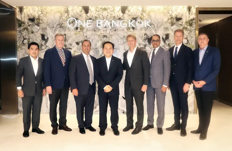 นายปณต สิริวัฒนภักดี (ที่ 4 จากซ้าย) ประธ...