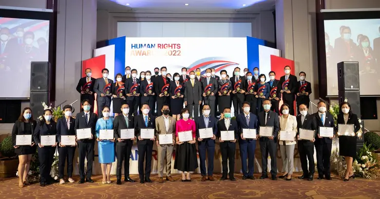 ธพว. แบงก์แห่งแรกคว้ารางวัลดีเด่น 'องค์กรต้นแบบด้านสิทธิมนุษยชน'  ยืนเคียงข้าง "เติมทุนคู่พัฒนา" เอสเอ็มอีไทย ส่งต่อประโยชน์สู่สังคมเศรษฐกิจเติบโตยั่งยืน