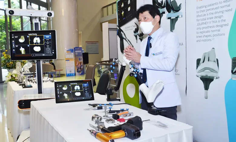 การผ่าตัดเปลี่ยนข้อเข่าเทียมด้วยหุ่นยนต์อัจฉริยะแบบแผลเล็ก  Robotic Assisted Total Knee Arthroplasty