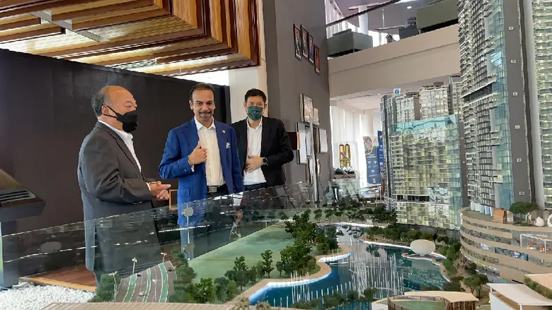 นายคีรี กาญจนพาสน์ ประธานกรรมการ และนายกว...