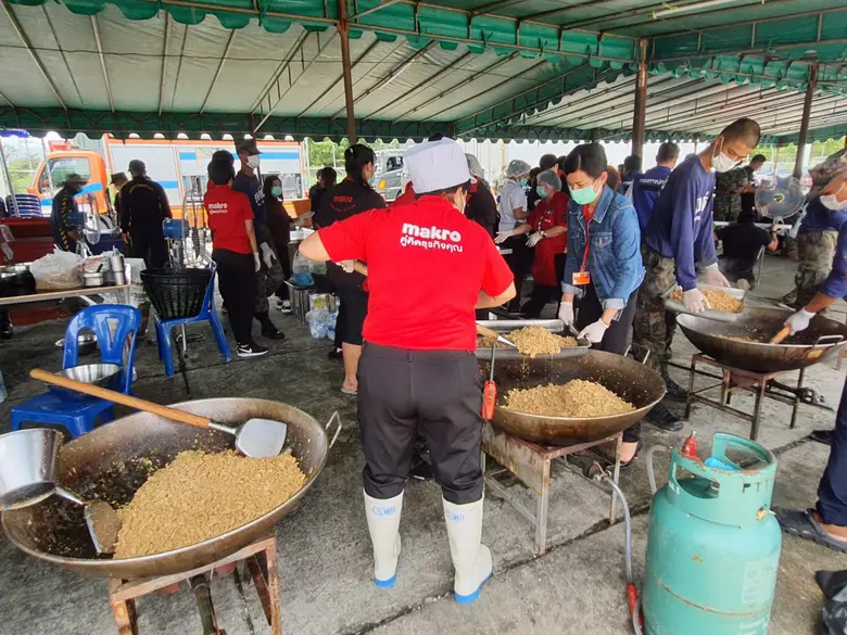 แม็คโคร ร่วมมือภาครัฐและหน่วยงานบรรเทาสาธารณภัย นำทีมพนักงาน ช่วยเหลือผู้ประสบภัยถึงพื้นที่น้ำท่วม