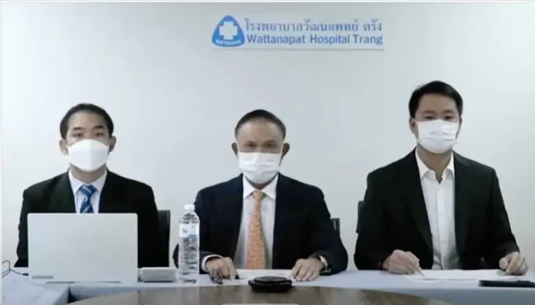 นายแพทย์สมชาย จันทร์สว่าง (กลาง) ประธานเจ...