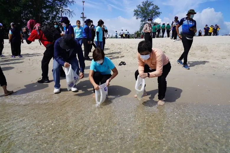 ปตท.สผ. และกรมเชื้อเพลิงธรรมชาติจัดกิจกรรมวันเก็บขยะชายหาดสากล ร่วมกับหน่วยงานในจังหวัดสงขลา