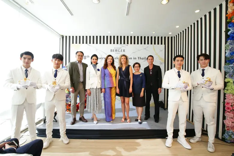 นนทกานต์ ทัพพะรังสี อึง (ที่สี่จากซ้าย) ก...