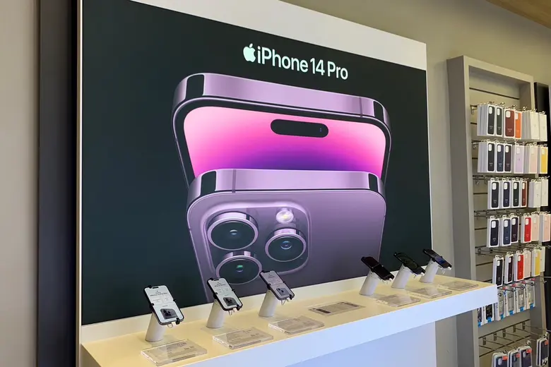 นายนราธิป วิรุฬห์ชาตะพันธ์ ประธานเจ้าหน้า...