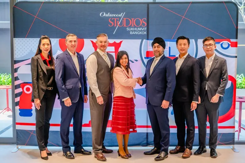 ปรับ ทักราล (ที่ 5 จากซ้าย) ประธานเจ้าหน้าที่บริหาร...