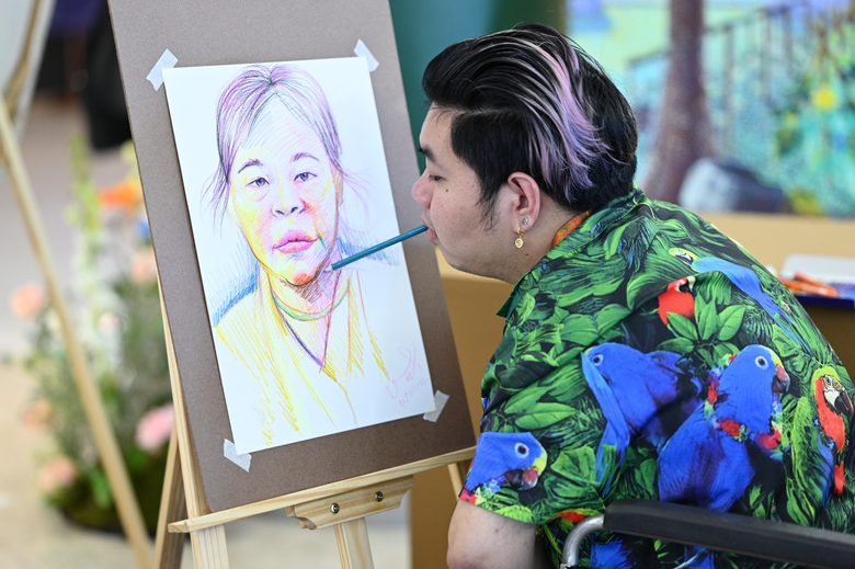 พลังแห่งจินตนาการ ของ 'ศิลปินพิการหัวใจแกร่ง' สู่ผลงานภาพวาด 'ศิลป์สวย หัวใจหิน' เพื่อผู้ด้อยโอกาส