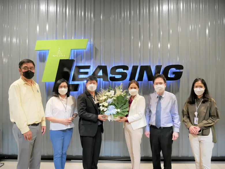 คณะผู้บริหารเครือเอ็ม บี เค นำโดย นางสาวว...