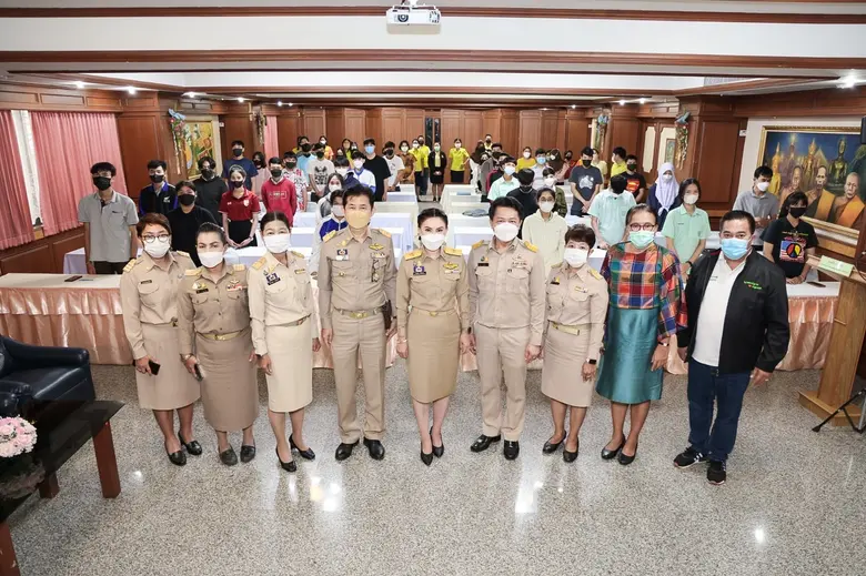 นายสุชาติ ชมกลิ่น รัฐมนตรีว่าการกระทรวงแร...