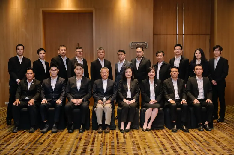 นายสมชาย พูลสวัสดิ์ (แถวหน้าคนที่ 4 จากซ้...