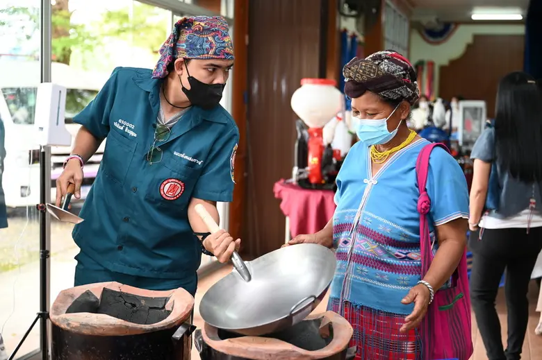 มูลนิธิป่อเต็กตึ๊ง ร่วมกับกรมการพัฒนาชุมชน มอบอุปกรณ์ประกอบอาชีพ "สร้างชีวิต" อย่างยั่งยืน แก่ครัวเรือนยากจนจังหวัดเชียงใหม่