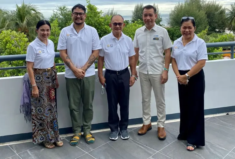 อัษฎางค์ สุขวิเศษ (คนที่ 2 จากขวา) ผู้จัด...