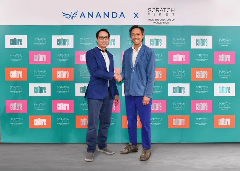 คุณชานนท์ เรืองกฤตยา (ซ้าย) ประธานเจ้าหน้...