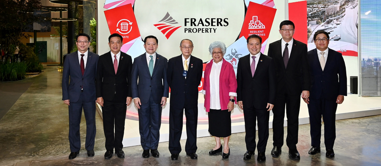 Dr. Sumet Tantivejkul (4th left), Committ...