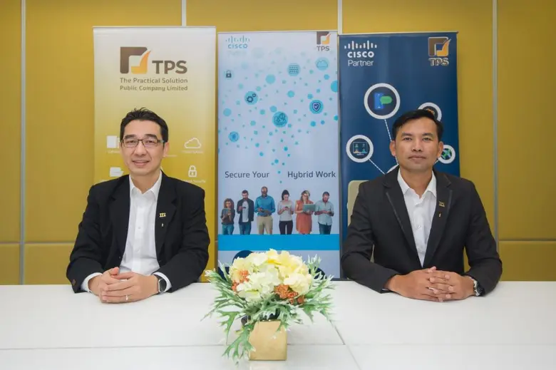 คุณเมธี วิธวาศิริ (ซ้าย) กรรมการและรองกรร...