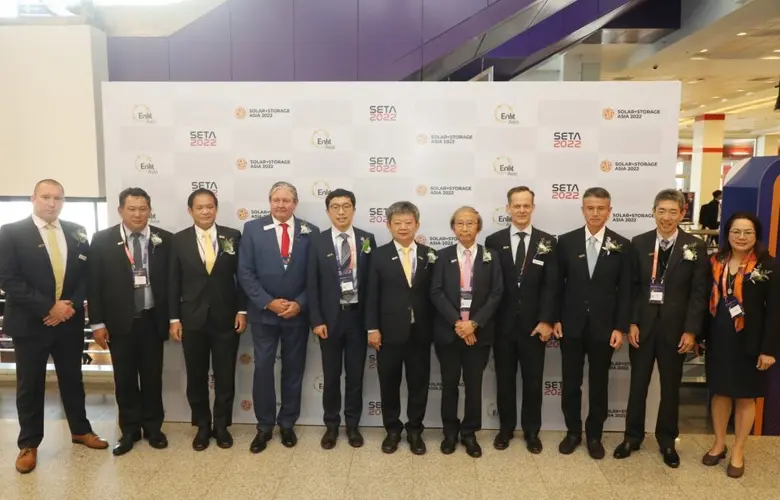 ศาสตราจารย์ มาซากุ โทโยดะ (ที่ 5 จากขวา) ...