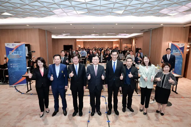 นายพิทักษ์ อุดมวิชัยวัฒน์ (ที่ 4 จากซ้าย)...