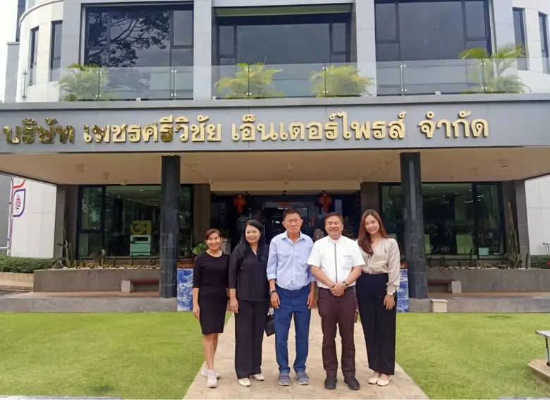 คุณประกิต ประสิทธิ์ศุภผล (กลาง) ประธานเจ้...