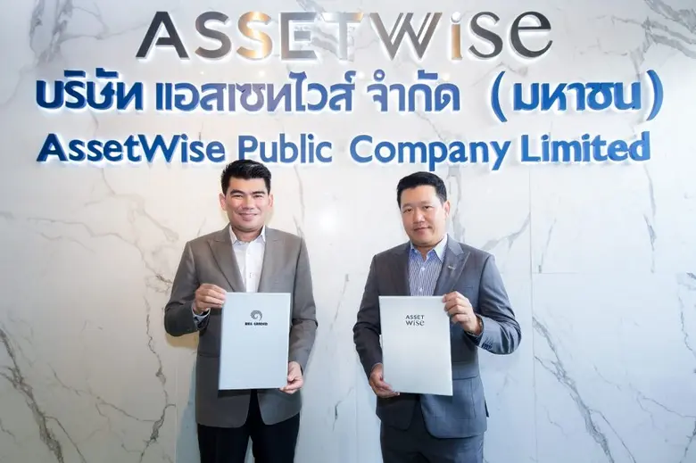 นายเกรียงศักดิ์ บัวนุ่ม (ซ้าย) ประธานกรรม...