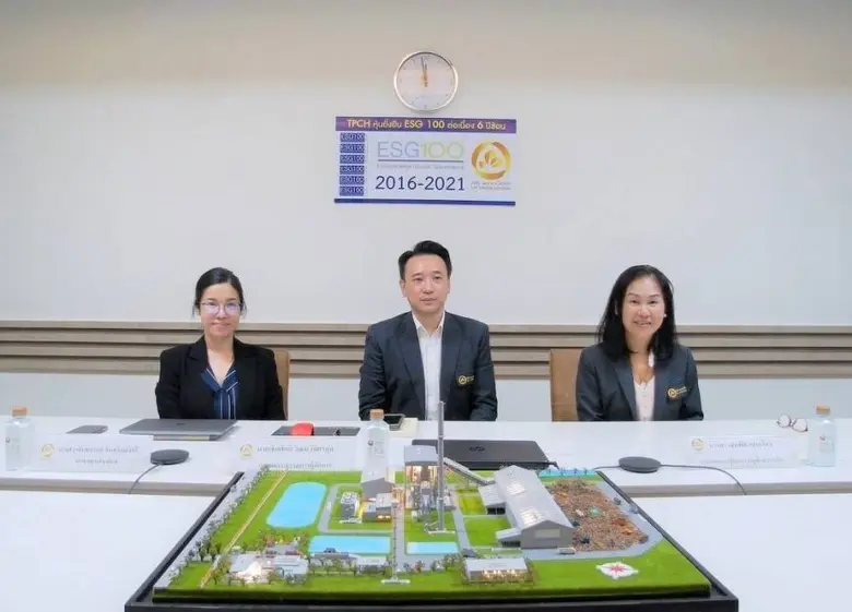 คุณเชิดศักดิ์ วัฒนวิจิตรกุล (กลาง) กรรมกา...