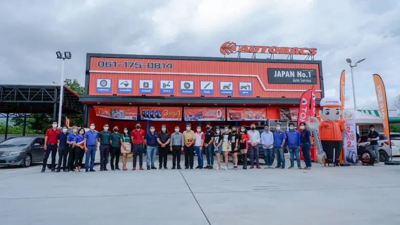 นายฉัตรชัย จันทร์ส่องศรี (คนที่ 12 จากซ้า...