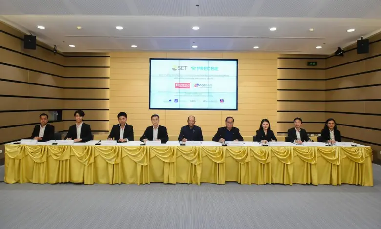 นายอชิตศักดิ์ บรรจงโพธิ์กลาง (ที่ 6 จากซ้...